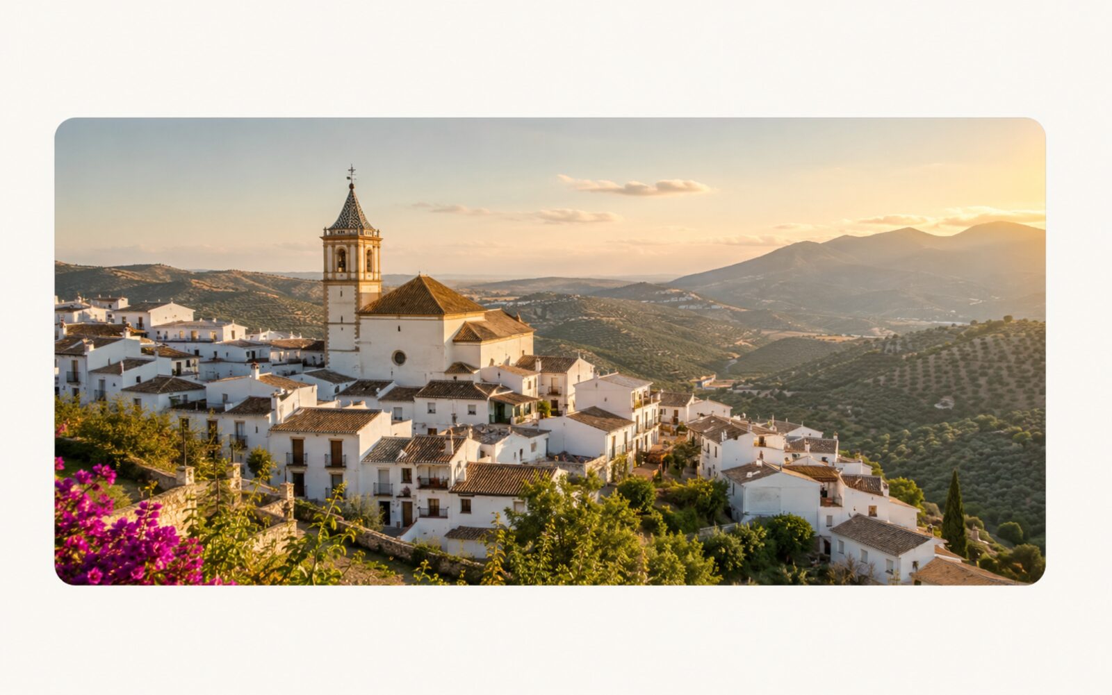 Pueblo blanco de Andalucía al atardecer — Punto Vuela